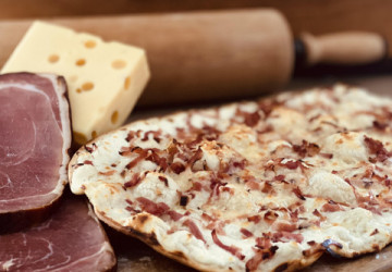 Flammenkuchen des Monats - Speck-K&auml;se