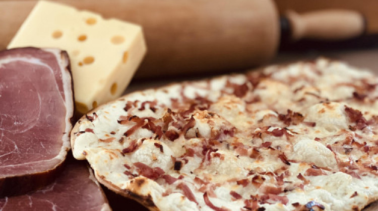 Flammenkuchen des Monats - Speck-K&auml;se