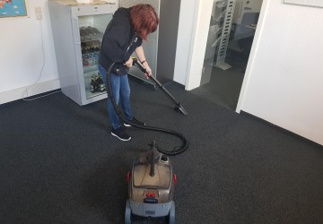 Spr&uuml;hextraktion zur Grundreinigung von textilen Bodenbel&auml;gen