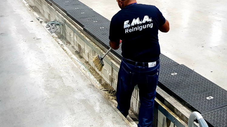 Sonderreinigung von Kabelkanalsch&auml;chten