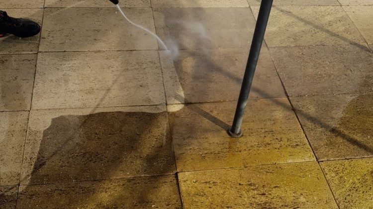 Fr&uuml;hjahrsputz - Terrassenplatten reinigen.