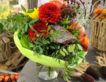 Herbstdekoration und Gestecke