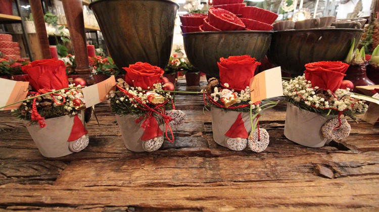 Weihnachtsdekoration und Gestecke