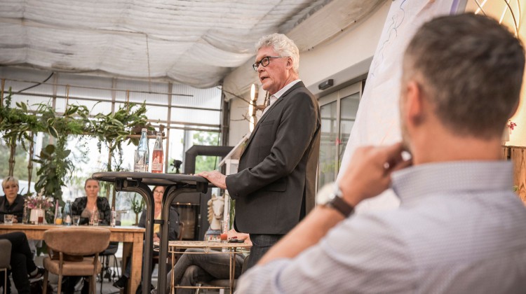 SCHMIEDER - Management f&uuml;r die Pflege zu Gast im s&acute;Blumeh&auml;fele