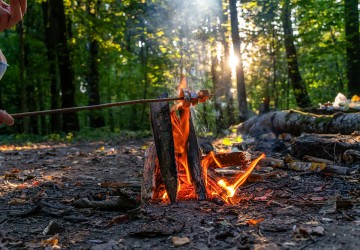Wintergrillen mit Waldspeck am offenen Feuer.