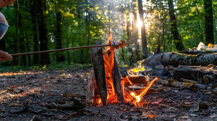 Wintergrillen mit Waldspeck am offenen Feuer.