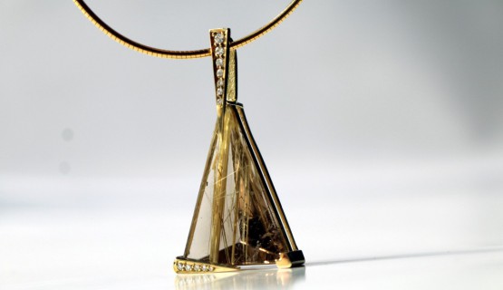 Rutilquarzanh&auml;nger gearbeitet in 585/-Gelbgold mit Brillanten.