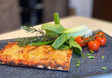 Ab sofort Pizza St&uuml;ckchen in unserer Warmtheke bei Landmetzgerei Fix 