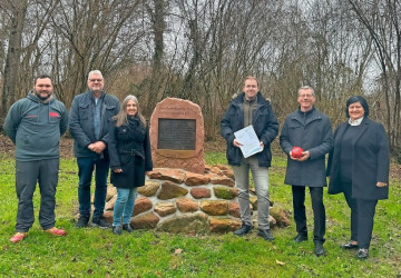 Gedenkstein im "Theaterw&auml;ldeli" in Kappel-Grafenhausen, erstrahlt in neuem Glanz