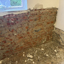 Nasse Wand hinter Holzverkleidung man hat es nur gerochen Schimmel und modriger Geruch 